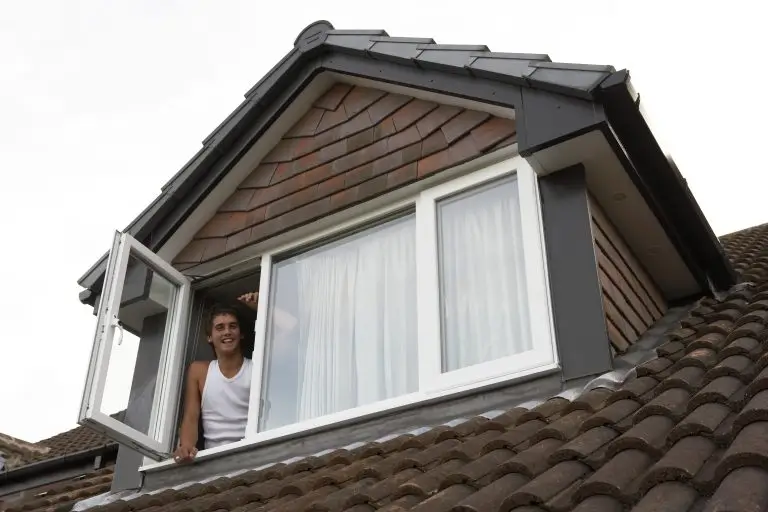ventana abatible de PVC de alta gama con aislamiento térmico en residencia