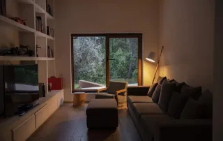 Ventana de PVC de alta gama con acabado tipo madera instalada en sala moderna, diseñada para proporcionar aislamiento térmico y acústico, manteniendo el interior cálido, silencioso y energéticamente eficiente.