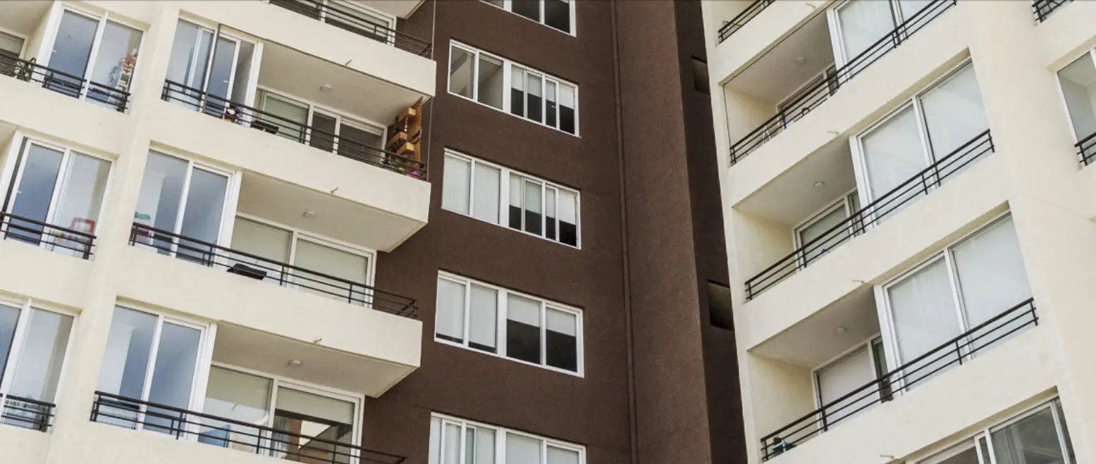 ventanas de PVC instaladas en edificio residencial de departamentos
