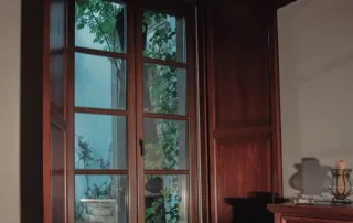 Ventana de PVC con acabado tipo madera en residencia tradicional, diseñada para ofrecer aislamiento térmico y acústico, eficiencia energética y estética arquitectónica elegante.