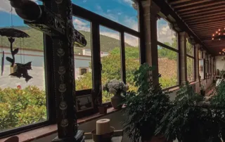 Ventanas de PVC instaladas en residencia de estilo tradicional con vista natural, ofreciendo aislamiento térmico y acústico, eficiencia energética y diseño arquitectónico elegante.