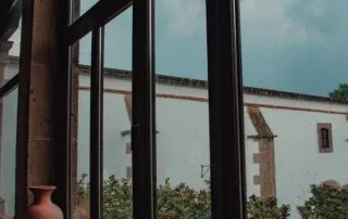 Ventana de PVC con vidrio hermético que protege contra lluvia, humedad y filtraciones, ofreciendo aislamiento térmico y acústico en residencia de estilo tradicional.