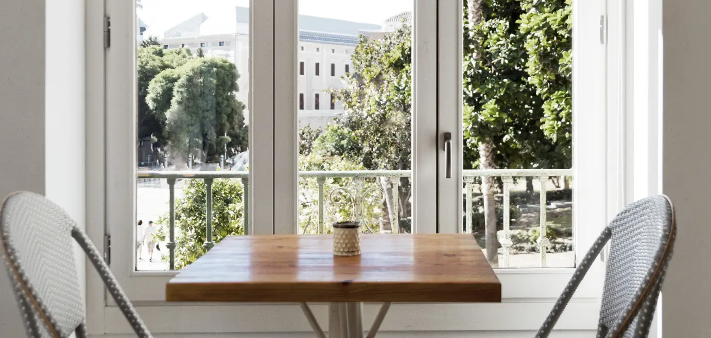 ventanas de PVC con aislamiento térmico en residencia moderna