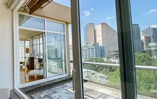 Ventana de PVC instalada en departamento con vista a la ciudad, diseñada para brindar aislamiento acústico, eficiencia energética y alto desempeño térmico en entornos urbanos.