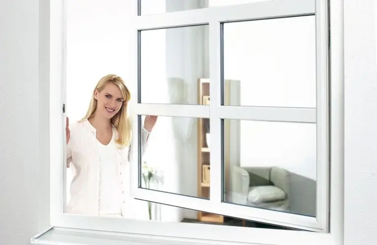 ventanas de PVC blancas con sistema hermético y aislamiento térmico